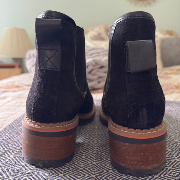 Bertuchi Womens Lug Sole Chelsea Ankle Boots Size 6.5 Black Suede Leather - Picture 3 of 5